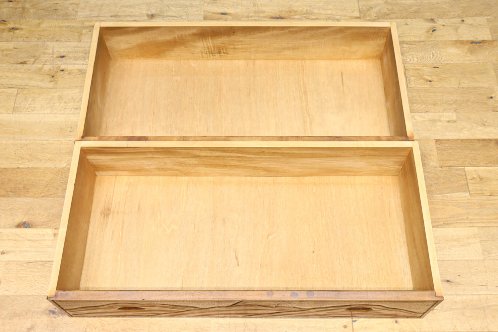 桜の木が引き出し前面に美しく描かれた軽井沢彫りの鏡台　BB3236