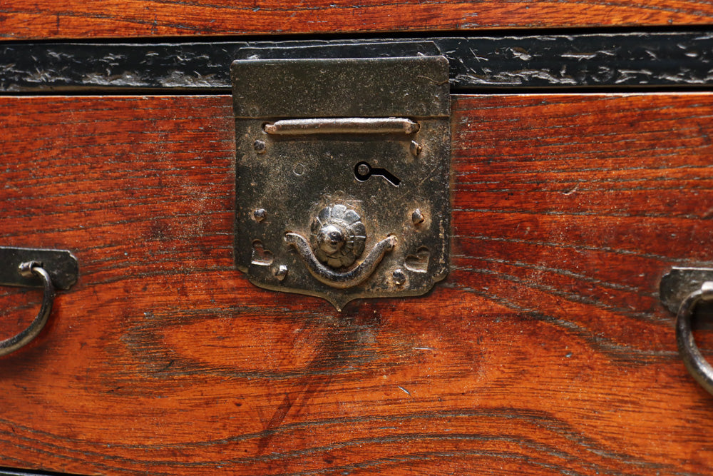 味わい深い古色に包まれたアイアンフレーム付き最上小箪笥　BB3240