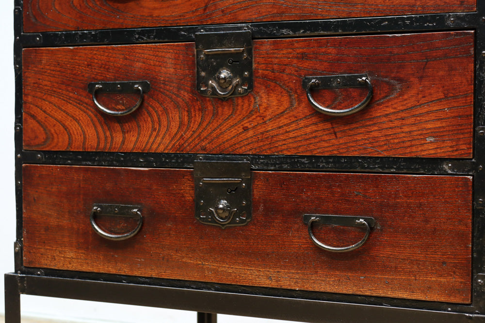 味わい深い古色に包まれたアイアンフレーム付き最上小箪笥　BB3240