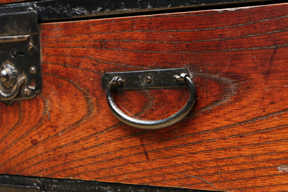 味わい深い古色に包まれたアイアンフレーム付き最上小箪笥　BB3240