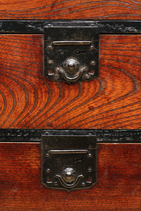 味わい深い古色に包まれたアイアンフレーム付き最上小箪笥　BB3240