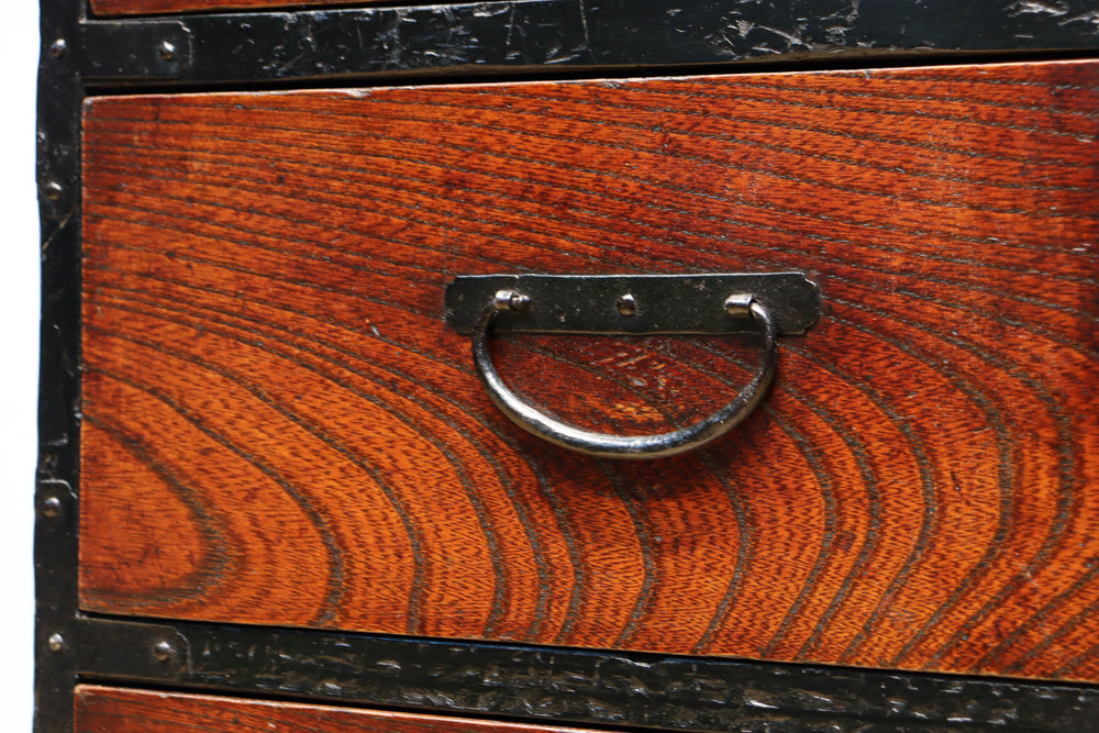 味わい深い古色に包まれたアイアンフレーム付き最上小箪笥　BB3240