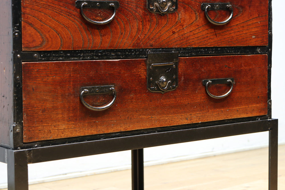 味わい深い古色に包まれたアイアンフレーム付き最上小箪笥　BB3240