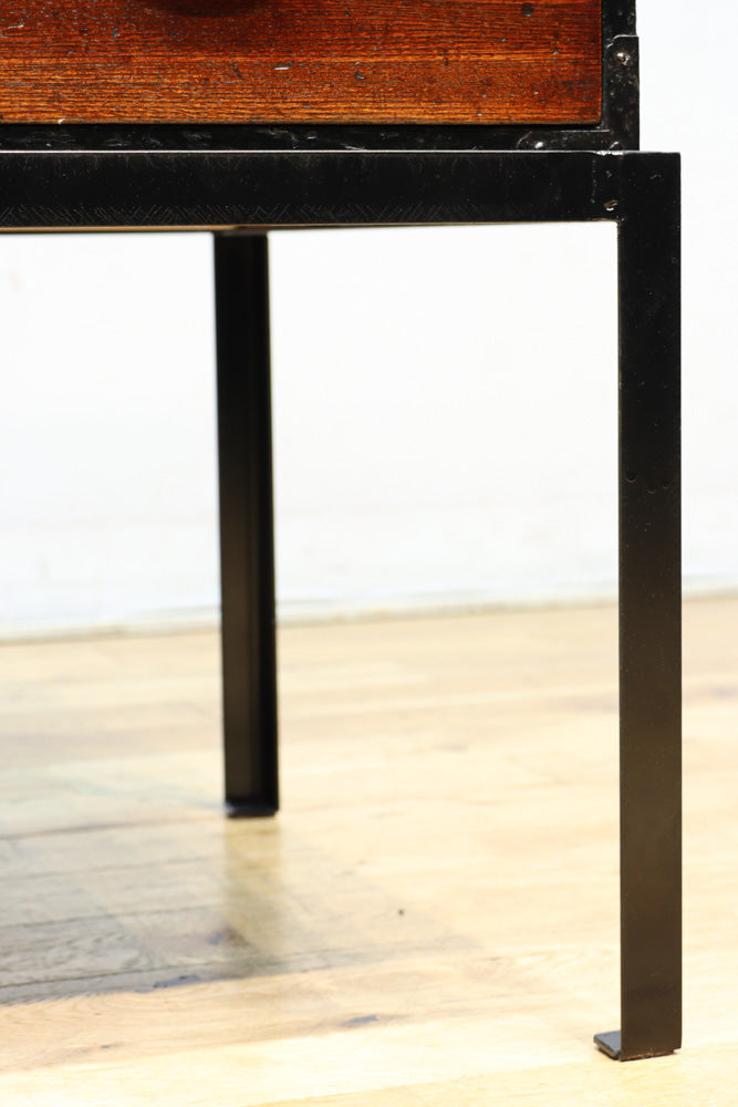 味わい深い古色に包まれたアイアンフレーム付き最上小箪笥　BB3240