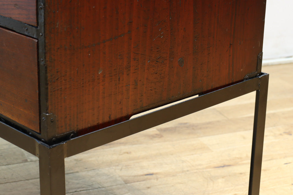 味わい深い古色に包まれたアイアンフレーム付き最上小箪笥　BB3240