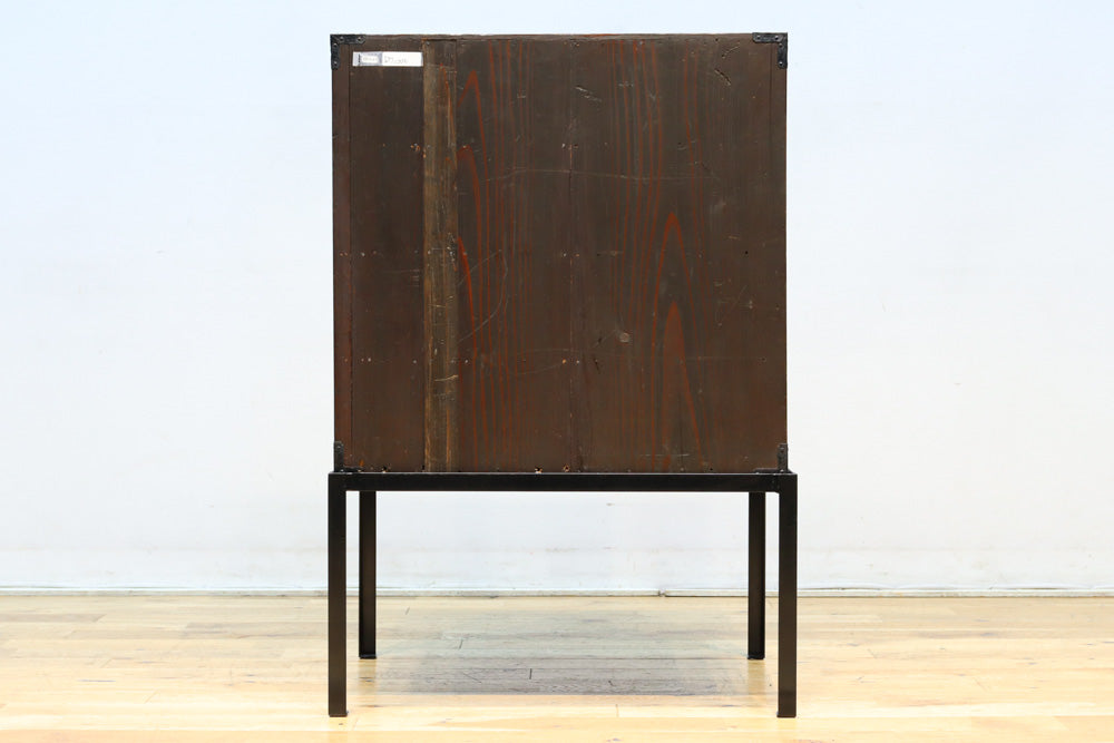 味わい深い古色に包まれたアイアンフレーム付き最上小箪笥　BB3240