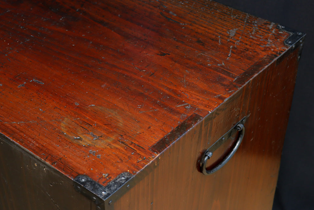 味わい深い古色に包まれたアイアンフレーム付き最上小箪笥　BB3240