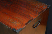 味わい深い古色に包まれたアイアンフレーム付き最上小箪笥　BB3240