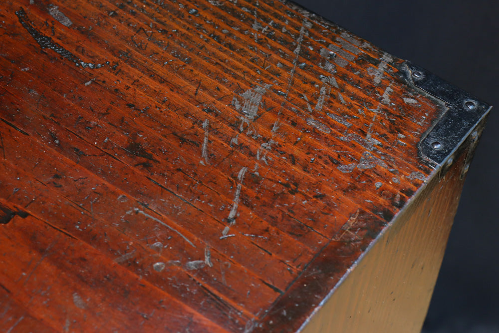 味わい深い古色に包まれたアイアンフレーム付き最上小箪笥　BB3240