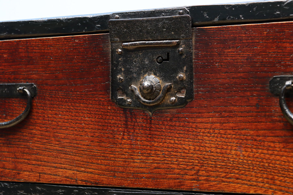 味わい深い古色に包まれたアイアンフレーム付き最上小箪笥　BB3240