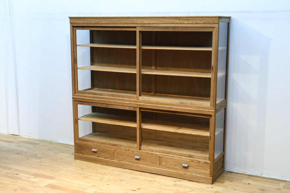 美しい木地色の風合いにゆらゆらガラスが映える前面オークガラスケース　BB3245