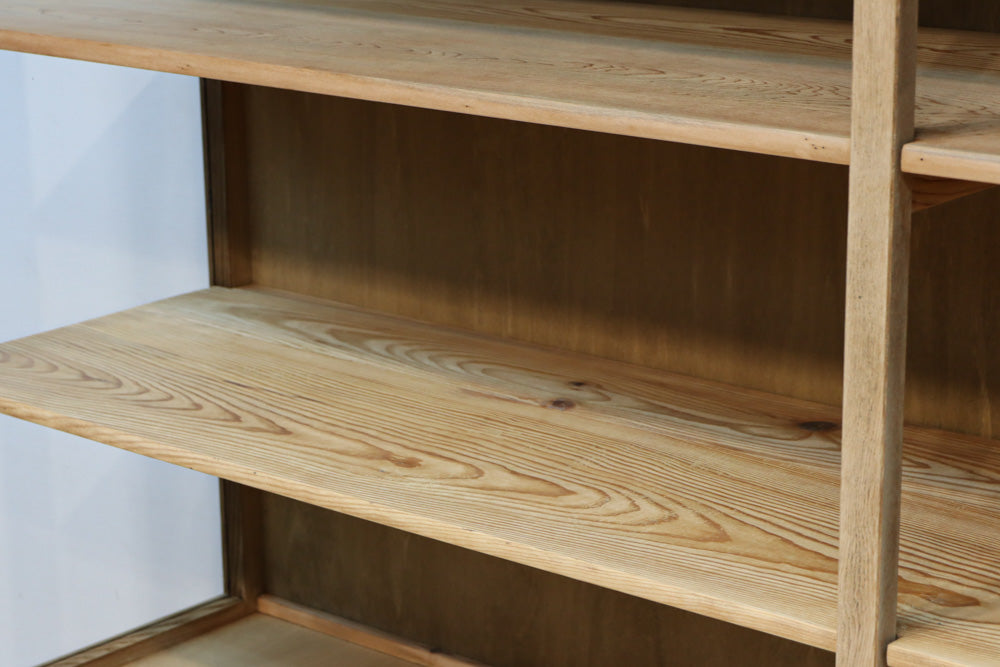 美しい木地色の風合いにゆらゆらガラスが映える前面オークガラスケース　BB3245