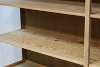 美しい木地色の風合いにゆらゆらガラスが映える前面オークガラスケース　BB3245