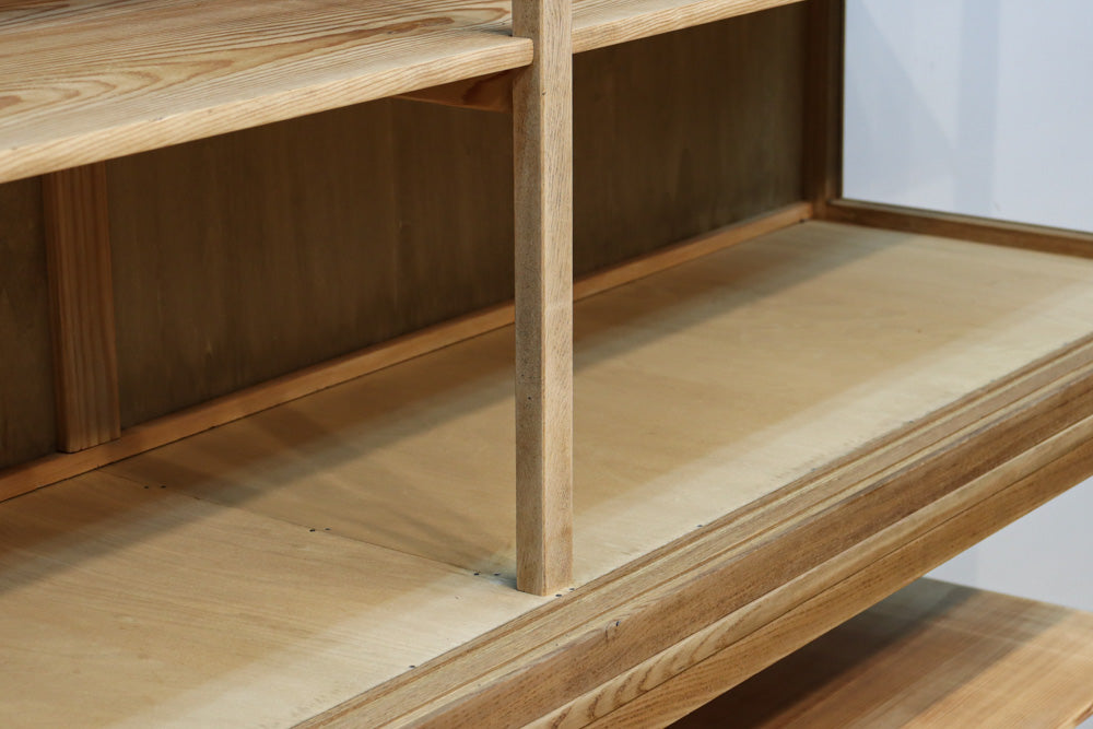 美しい木地色の風合いにゆらゆらガラスが映える前面オークガラスケース　BB3245