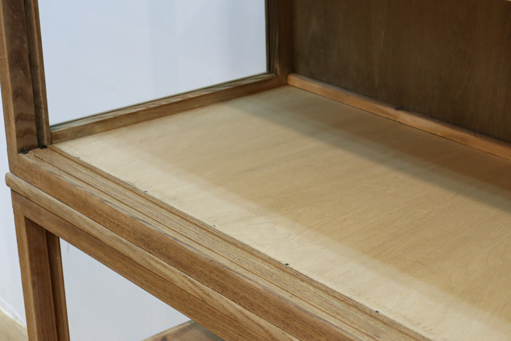 美しい木地色の風合いにゆらゆらガラスが映える前面オークガラスケース　BB3245