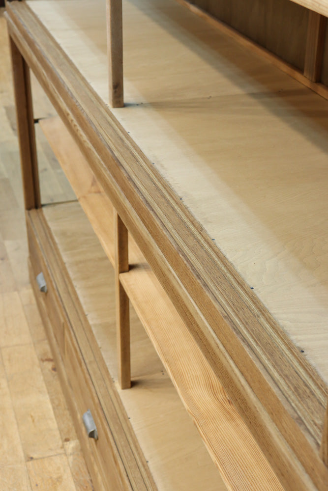 美しい木地色の風合いにゆらゆらガラスが映える前面オークガラスケース　BB3245