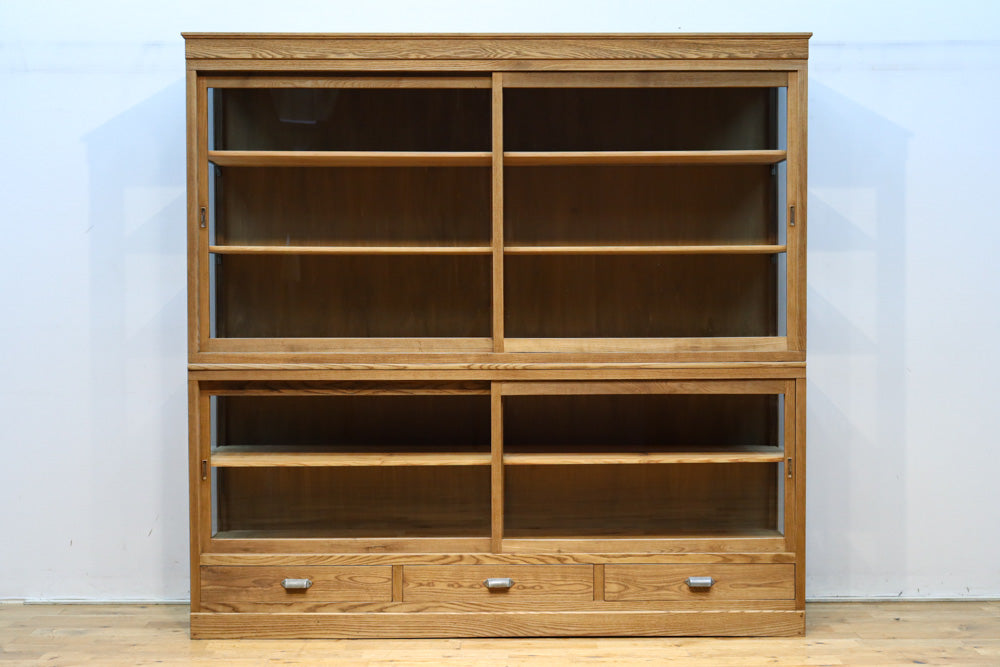 美しい木地色の風合いにゆらゆらガラスが映える前面オークガラスケース　BB3245