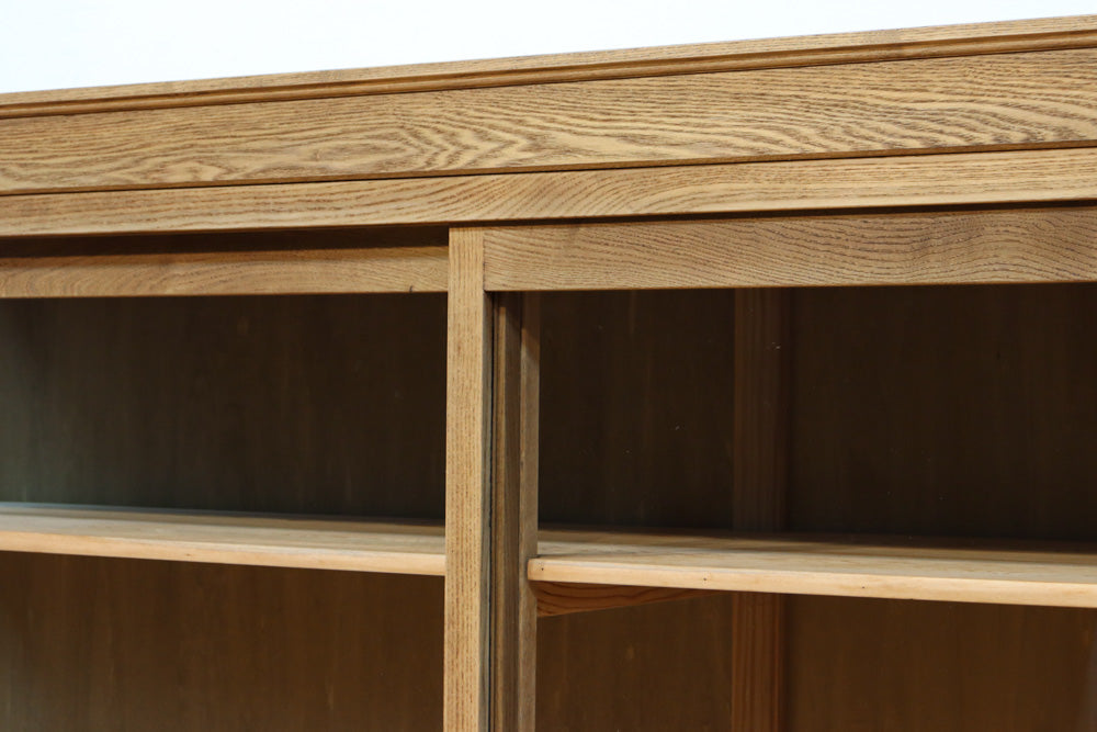 美しい木地色の風合いにゆらゆらガラスが映える前面オークガラスケース　BB3245