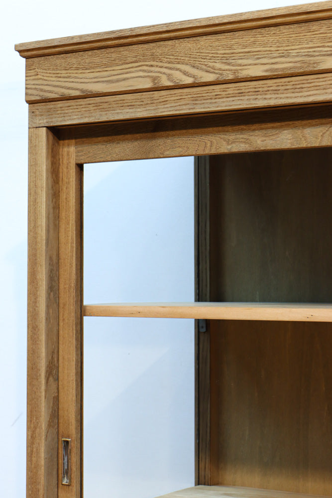 美しい木地色の風合いにゆらゆらガラスが映える前面オークガラスケース　BB3245