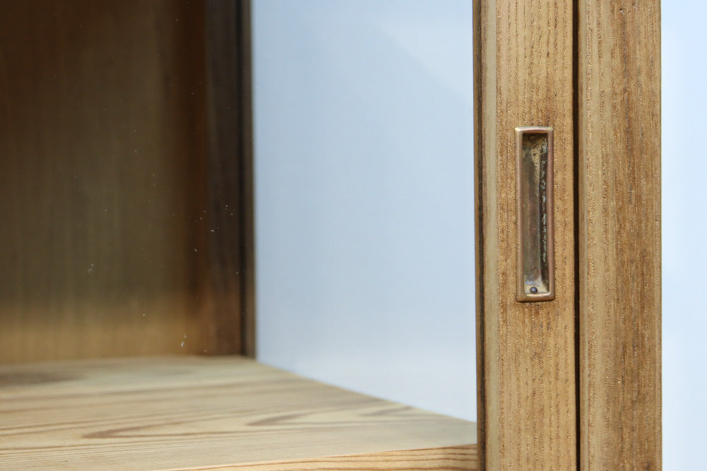 美しい木地色の風合いにゆらゆらガラスが映える前面オークガラスケース　BB3245