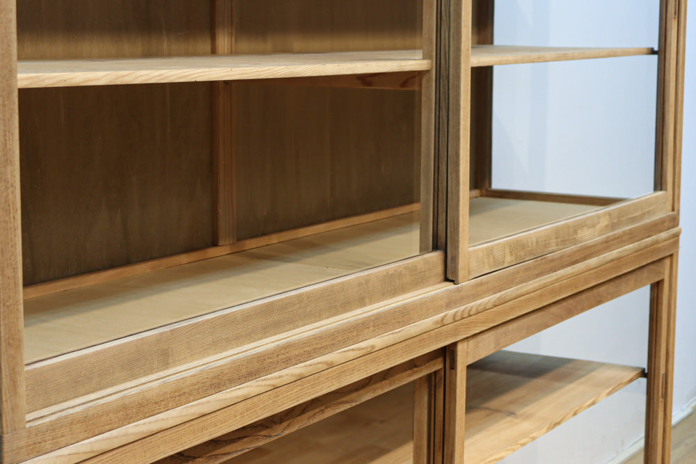 美しい木地色の風合いにゆらゆらガラスが映える前面オークガラスケース　BB3245