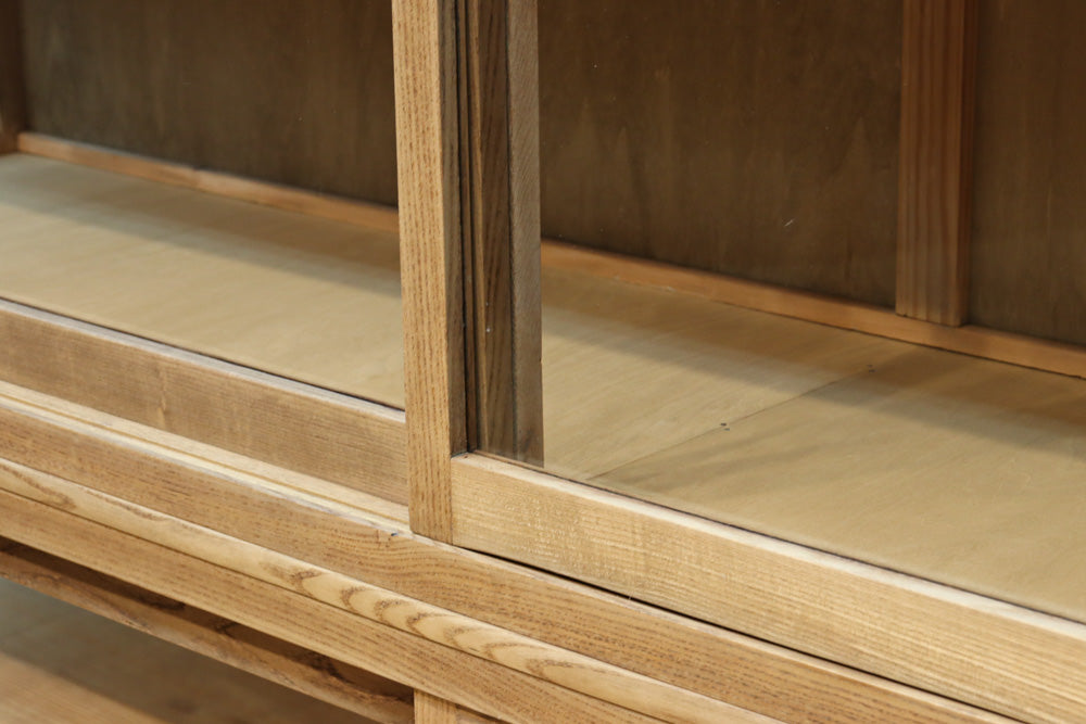 美しい木地色の風合いにゆらゆらガラスが映える前面オークガラスケース　BB3245