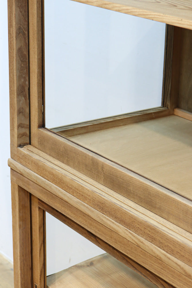 美しい木地色の風合いにゆらゆらガラスが映える前面オークガラスケース　BB3245