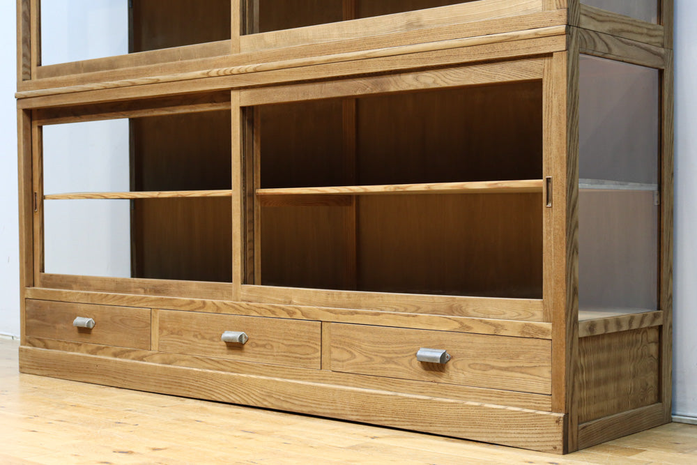 美しい木地色の風合いにゆらゆらガラスが映える前面オークガラスケース　BB3245