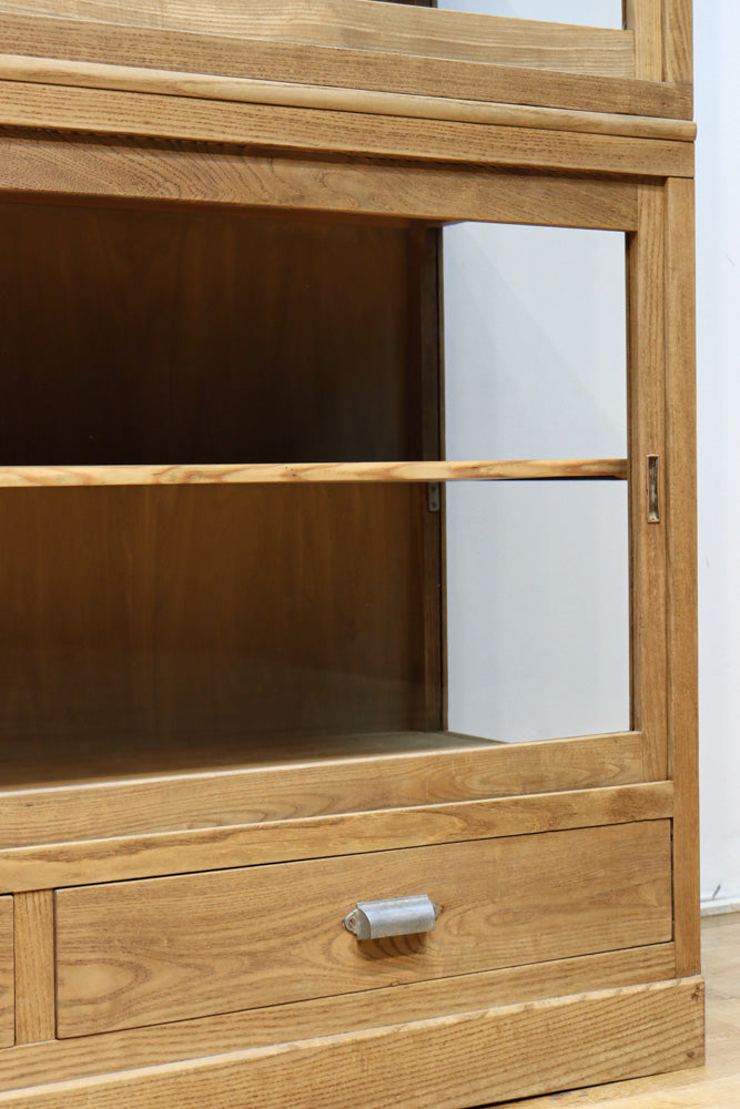 美しい木地色の風合いにゆらゆらガラスが映える前面オークガラスケース　BB3245