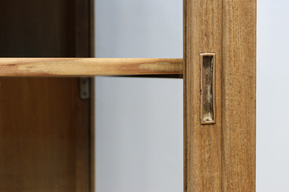 美しい木地色の風合いにゆらゆらガラスが映える前面オークガラスケース　BB3245