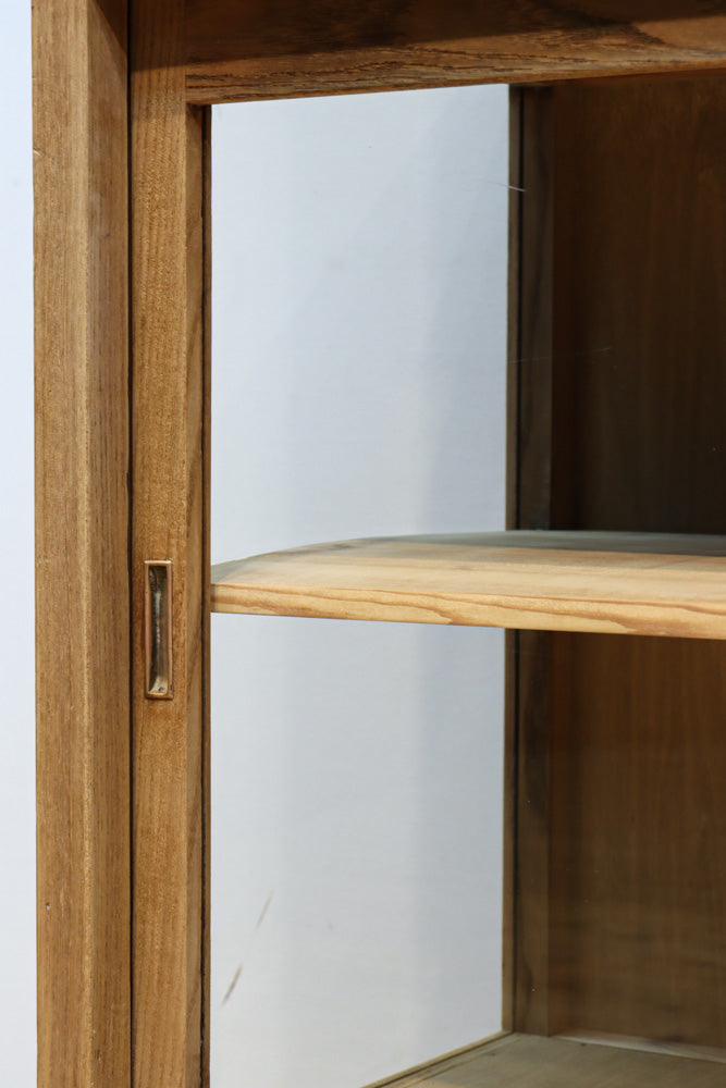 美しい木地色の風合いにゆらゆらガラスが映える前面オークガラスケース　BB3245