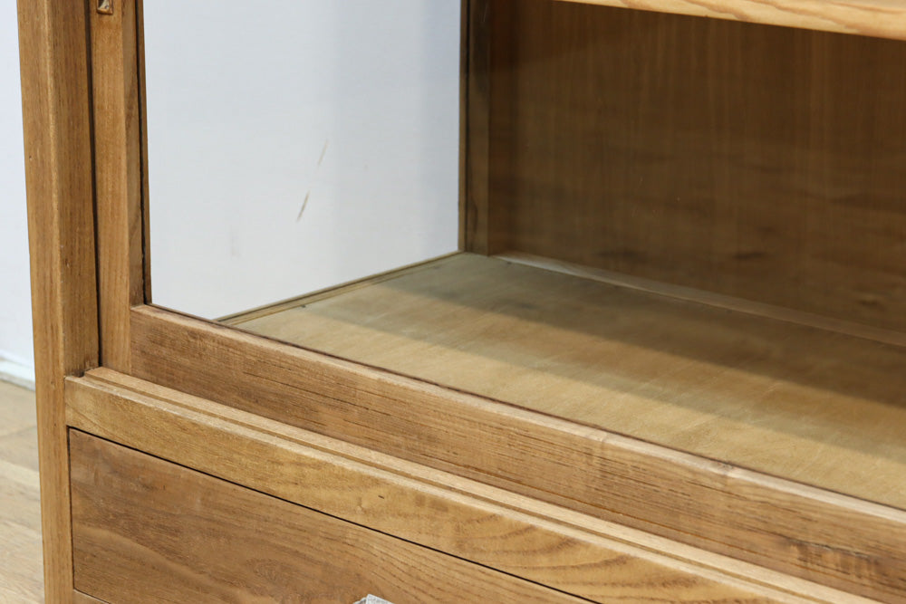 美しい木地色の風合いにゆらゆらガラスが映える前面オークガラスケース　BB3245