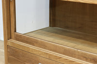 美しい木地色の風合いにゆらゆらガラスが映える前面オークガラスケース　BB3245