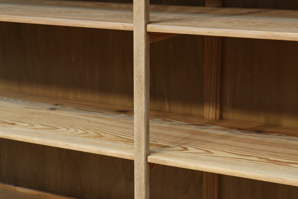 美しい木地色の風合いにゆらゆらガラスが映える前面オークガラスケース　BB3245