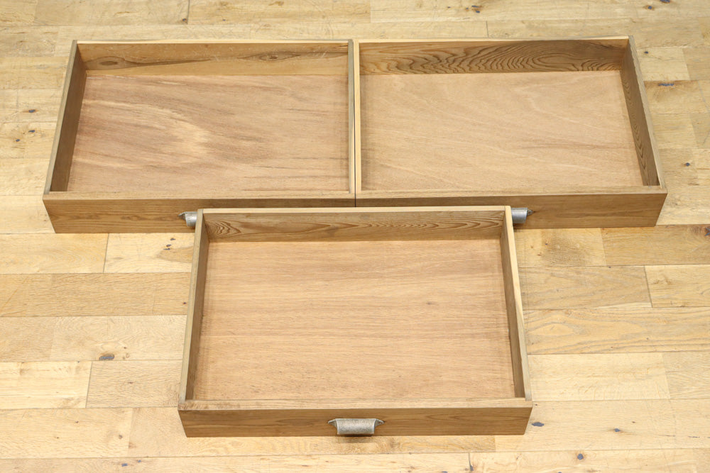 美しい木地色の風合いにゆらゆらガラスが映える前面オークガラスケース　BB3245