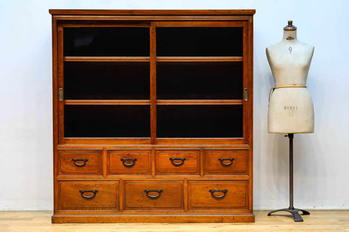 変わりサイズ‼︎引き出しも十分に備えた温かみある色彩のガラスケース　BB3246