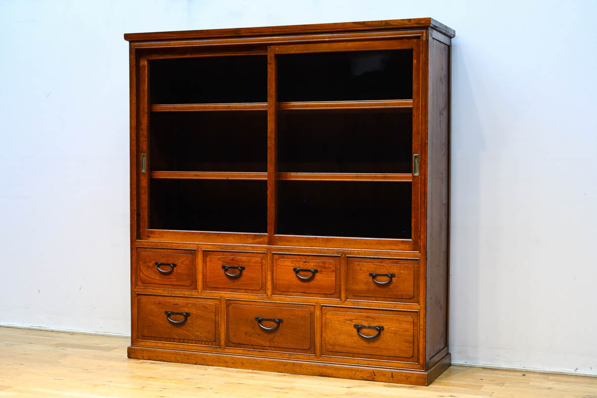 変わりサイズ‼︎引き出しも十分に備えた温かみある色彩のガラスケース　BB3246