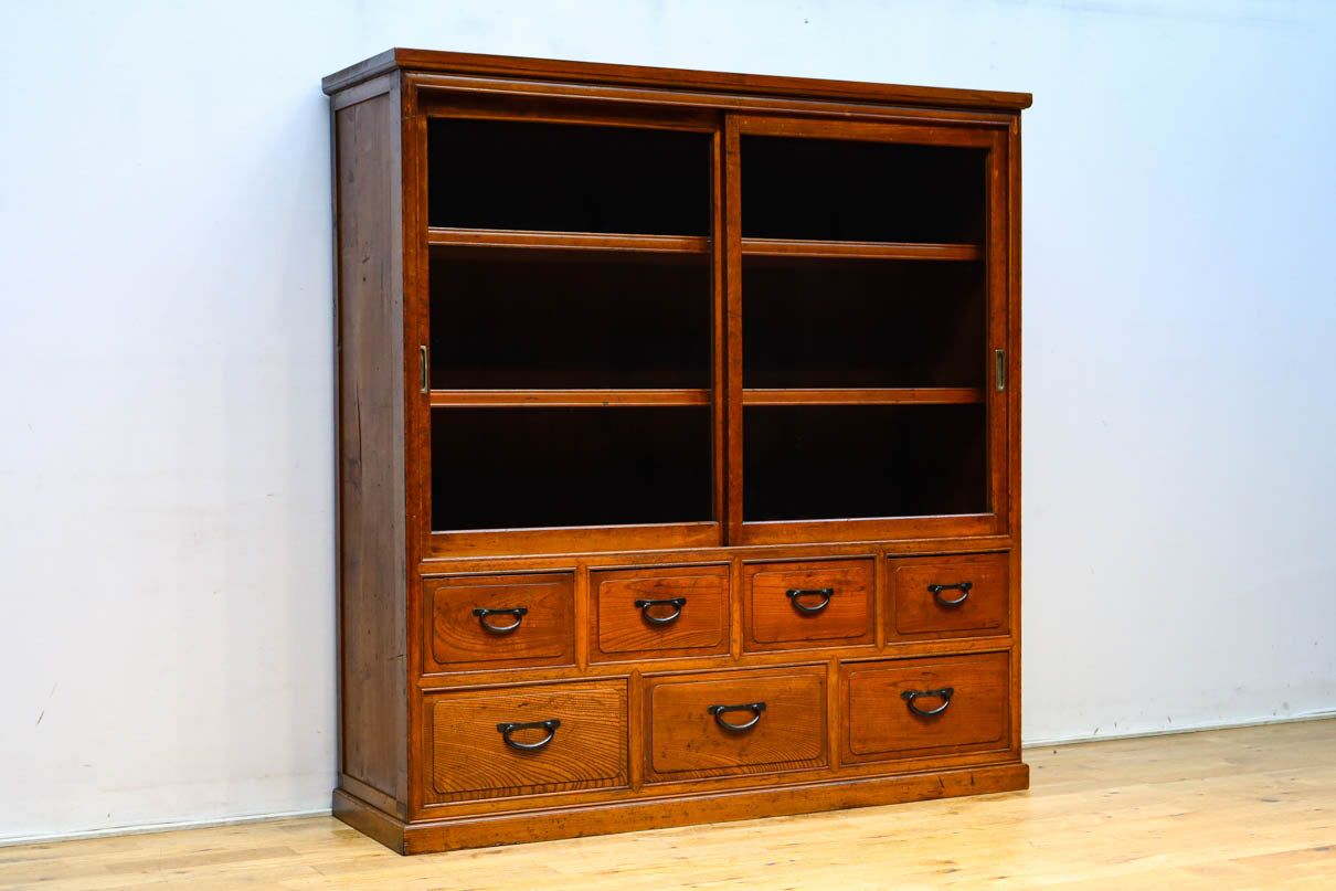 変わりサイズ‼︎引き出しも十分に備えた温かみある色彩のガラスケース　BB3246