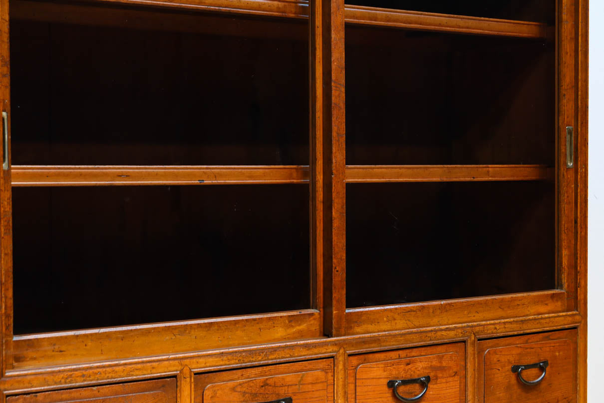 変わりサイズ‼︎引き出しも十分に備えた温かみある色彩のガラスケース　BB3246