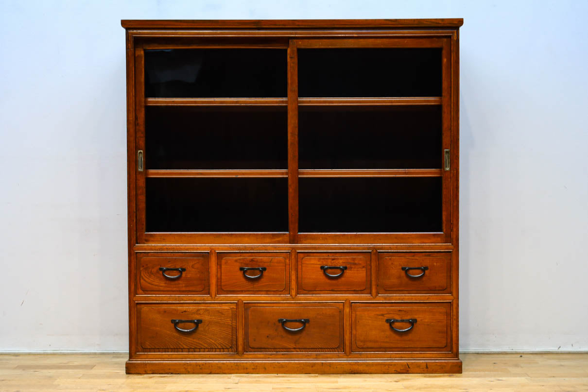 変わりサイズ‼︎引き出しも十分に備えた温かみある色彩のガラスケース　BB3246