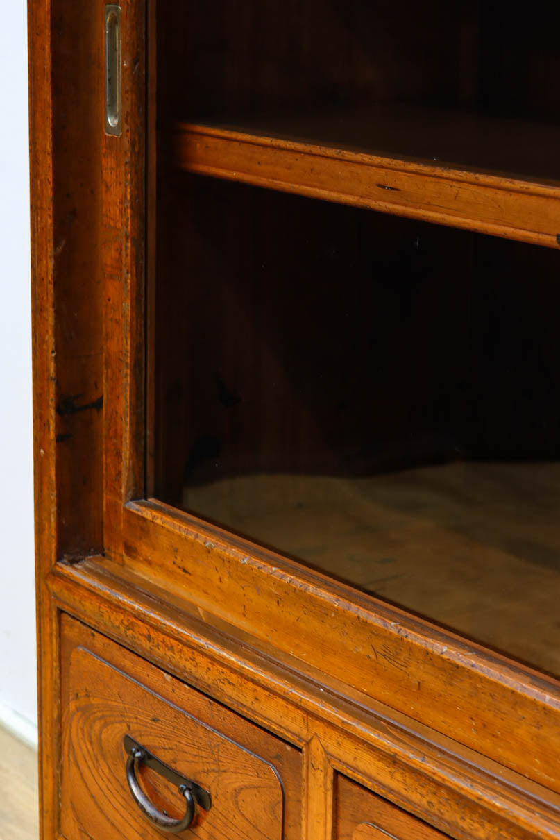 変わりサイズ‼︎引き出しも十分に備えた温かみある色彩のガラスケース　BB3246