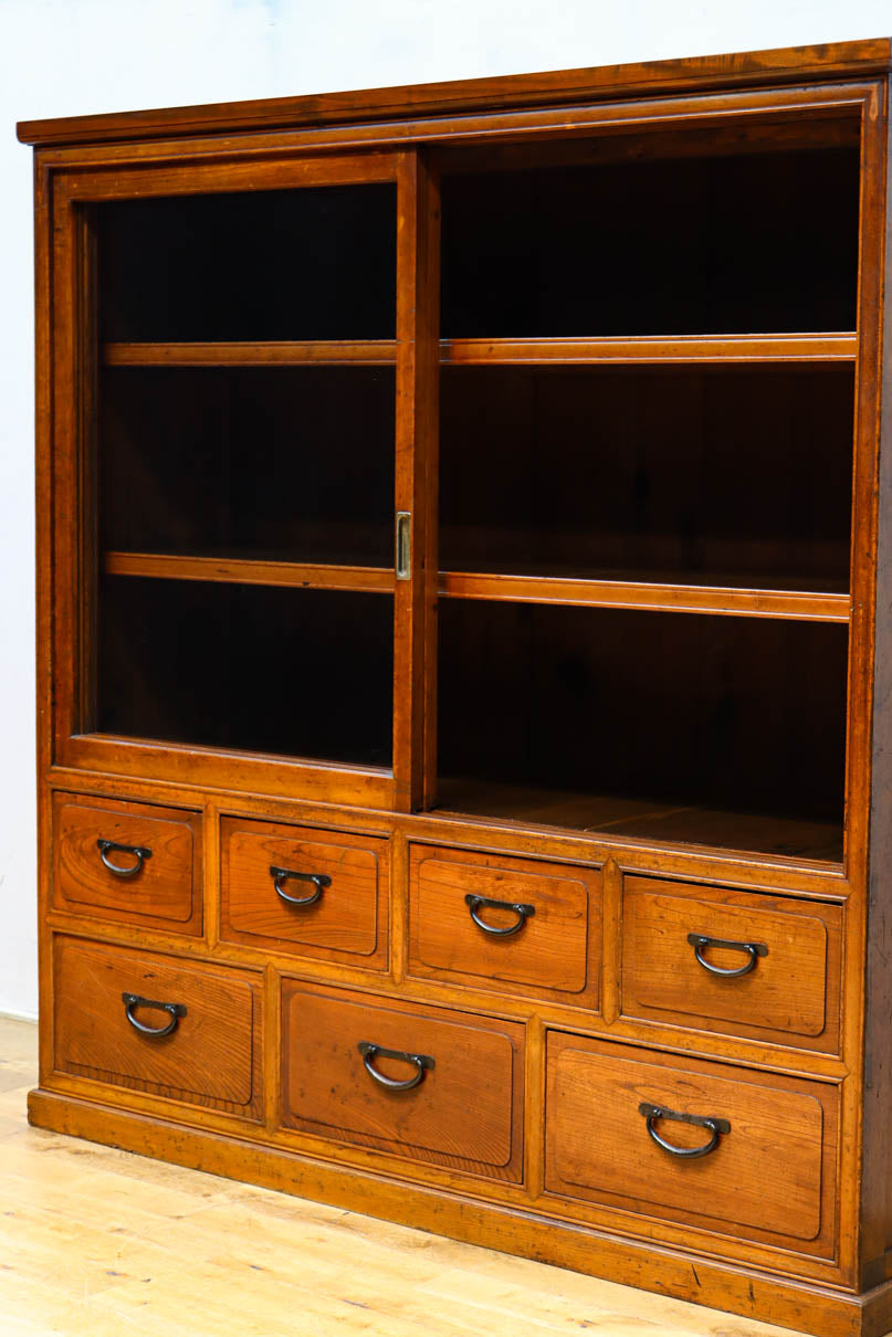 変わりサイズ‼︎引き出しも十分に備えた温かみある色彩のガラスケース　BB3246