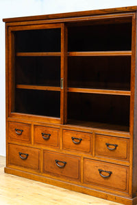 変わりサイズ‼︎引き出しも十分に備えた温かみある色彩のガラスケース　BB3246