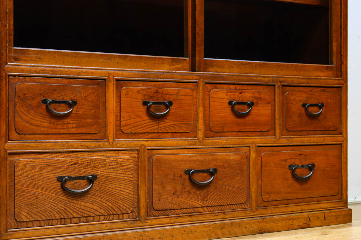 変わりサイズ‼︎引き出しも十分に備えた温かみある色彩のガラスケース　BB3246