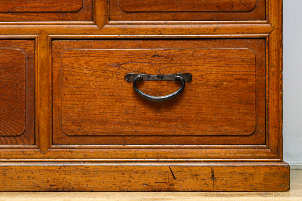 変わりサイズ‼︎引き出しも十分に備えた温かみある色彩のガラスケース　BB3246