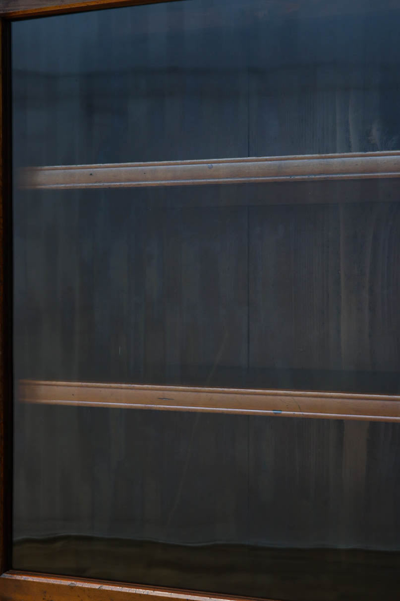 変わりサイズ‼︎引き出しも十分に備えた温かみある色彩のガラスケース　BB3246