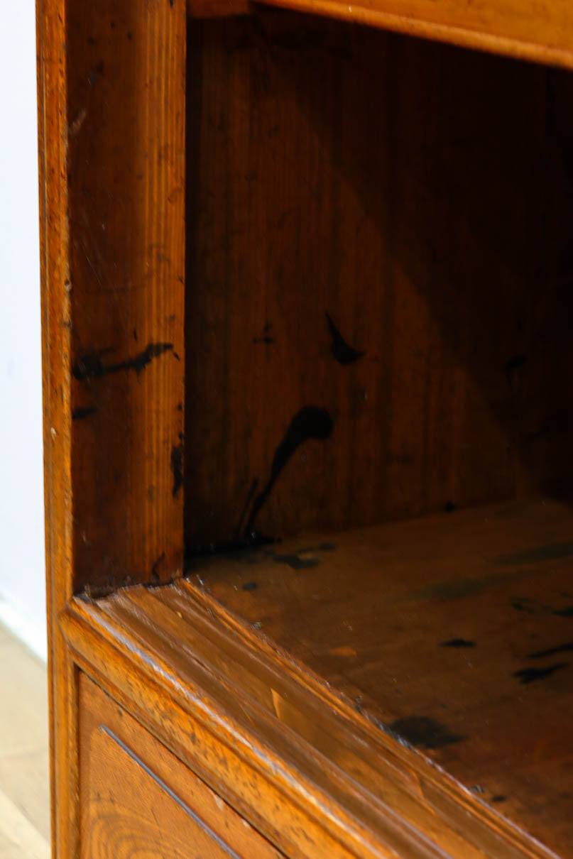 変わりサイズ‼︎引き出しも十分に備えた温かみある色彩のガラスケース　BB3246