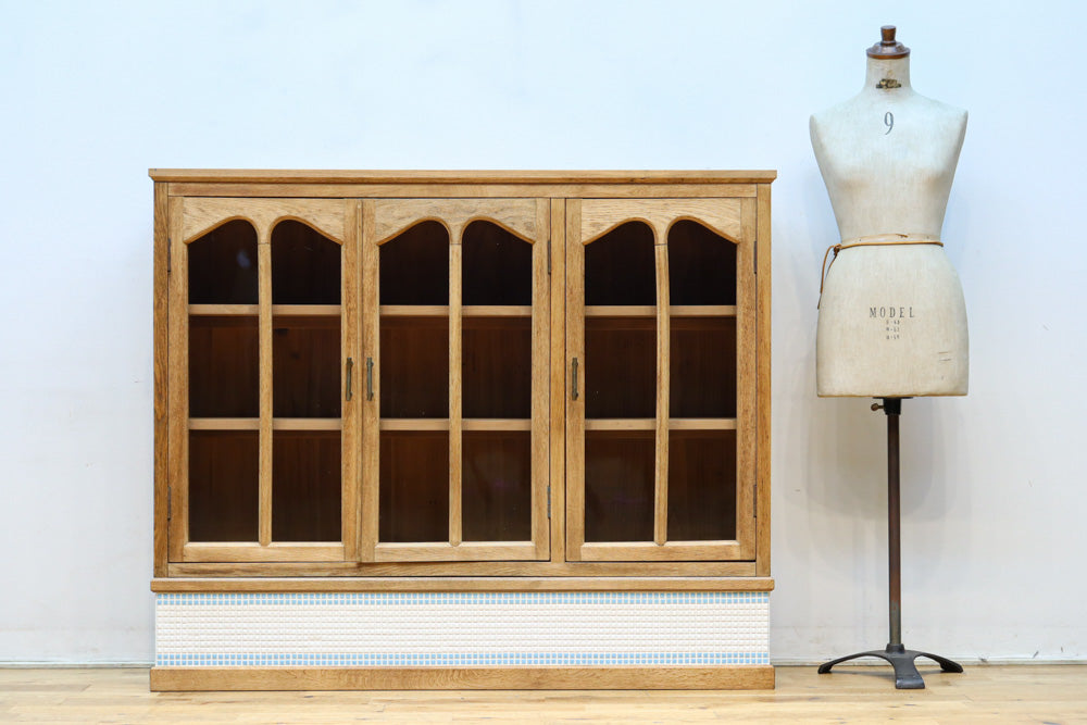 木地色に扉デザインも素敵なアールデコ調レトロガラスケース　BB3248