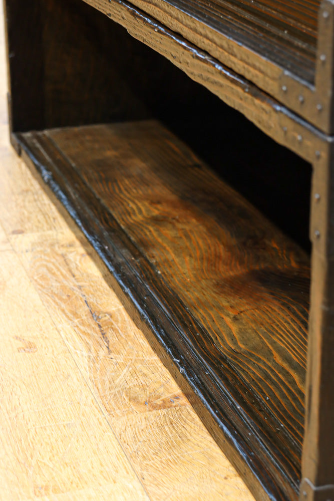 珍品!! 味わいある風合いをした引き違い戸のスタッキング式ガラスケース　BB3249