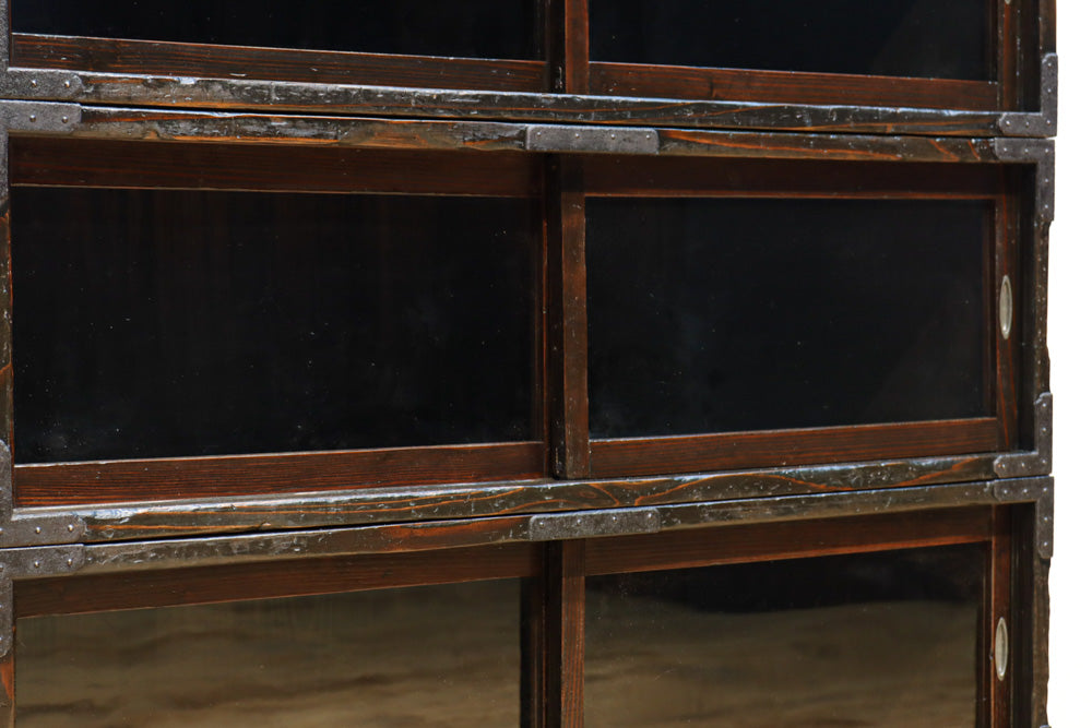 珍品!! 味わいある風合いをした引き違い戸のスタッキング式ガラスケース　BB3249